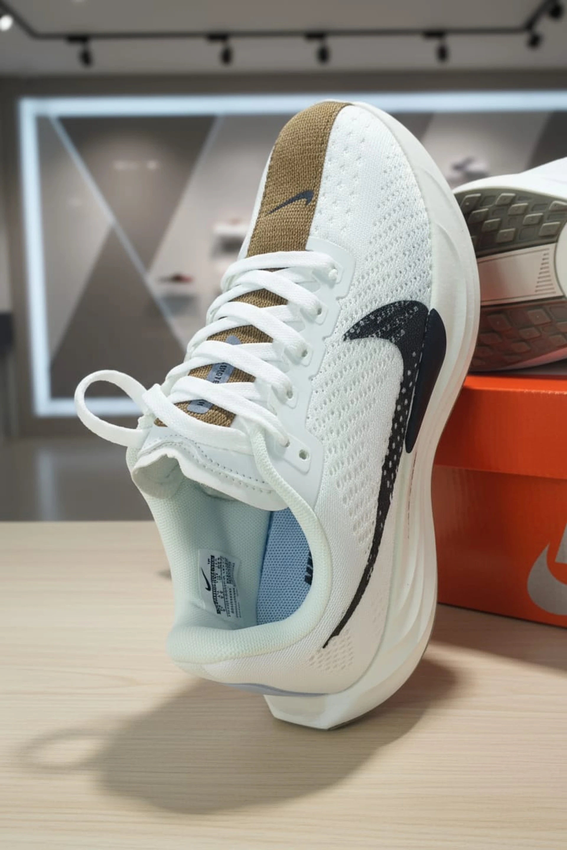 Nike Pegasus Plus,ZoomX foam and Air Zoom units.