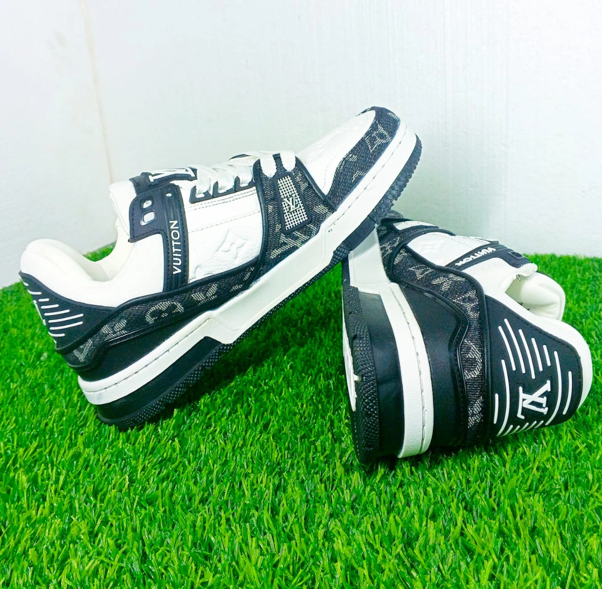 Louis Vuitton Trainer Black & white