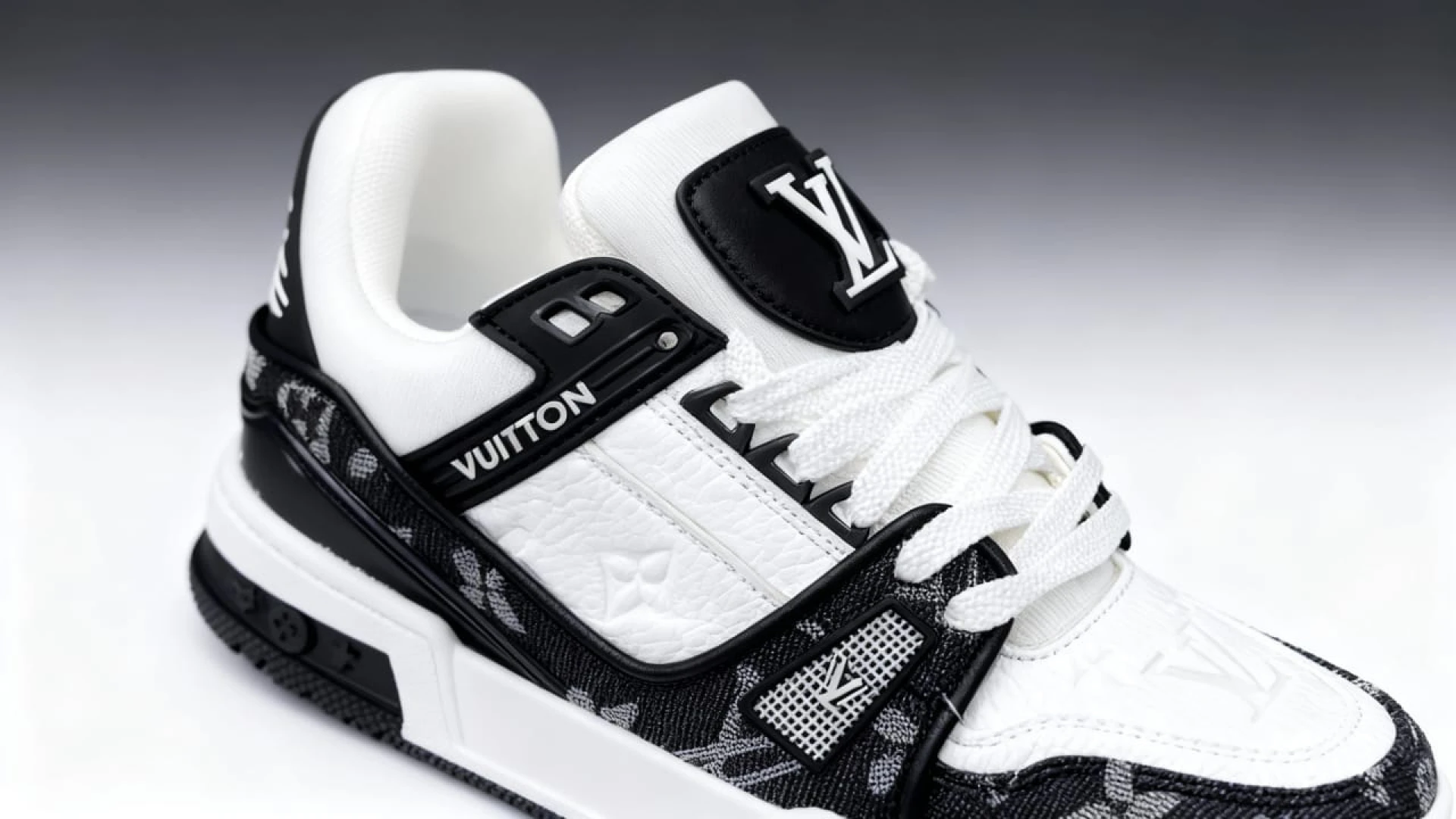 Louis Vuitton Trainer Black & white