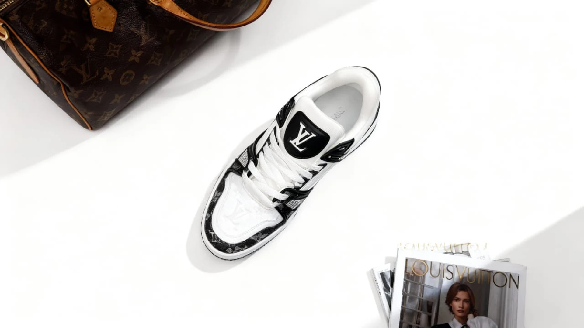 Louis Vuitton Trainer Black & white