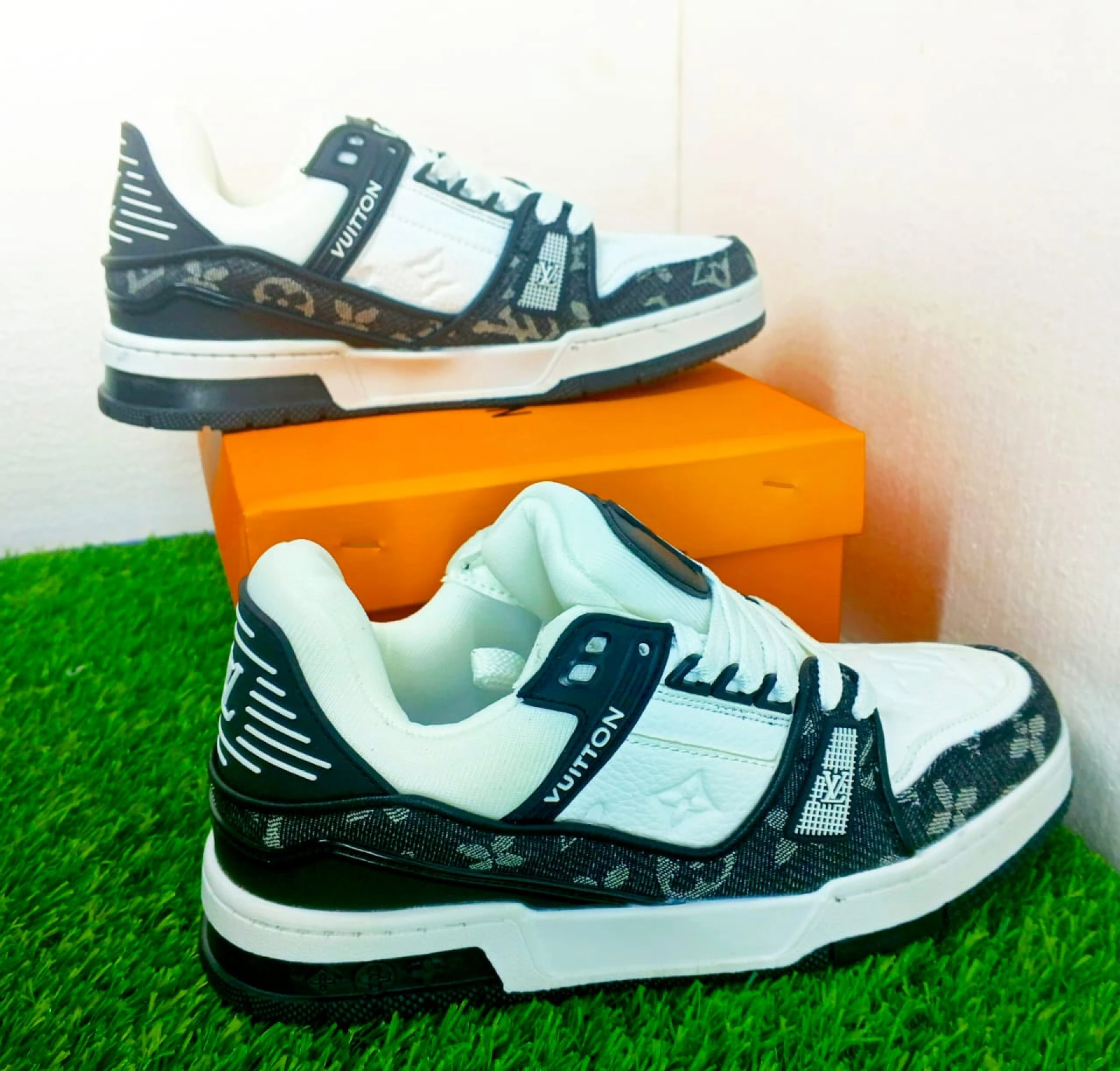 Louis Vuitton Trainer Black & white
