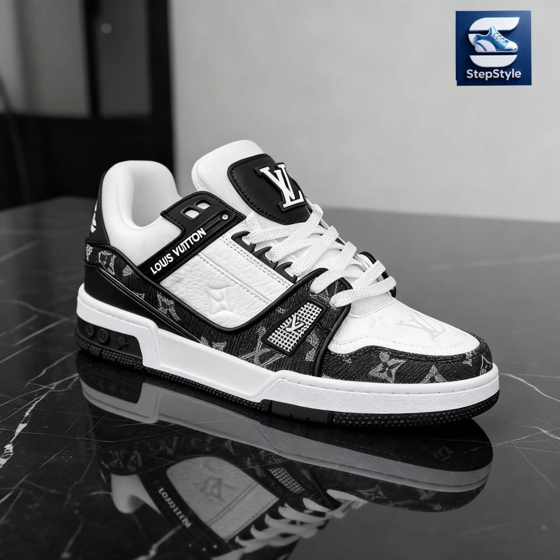 Louis Vuitton Trainer Black & white